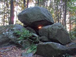 Himmelsscheibe im Morgenlicht der aufgehenden Sonne